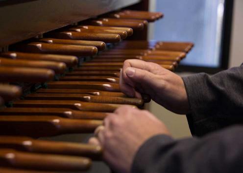 Hands playing the carillon